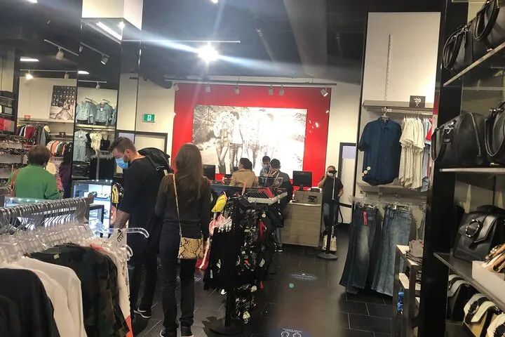 Vancouver Lay Over Shopping (Mc ArthurGlen Designer outlet Mall ) Tour Private @ Globalduniya